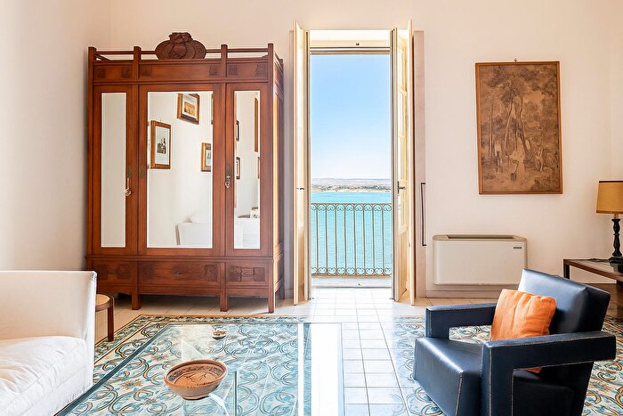 Appartamento quadrilocale in vendita in Via delle Carceri Vecchie, Siracusa