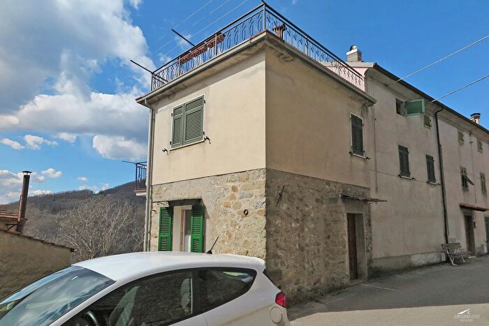 Casa quadrilocale in vendita in Casola In Lunigiana