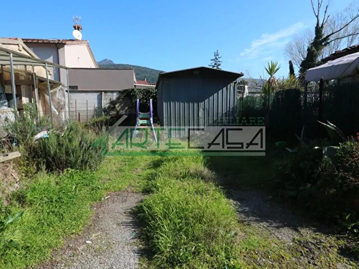 Casa con 7 locali in vendita in Cascina