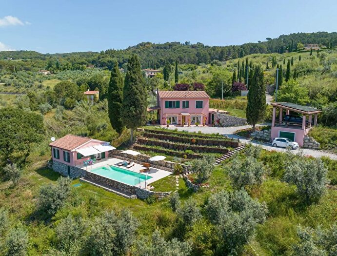 Casa con 8 locali in vendita in Riparbella