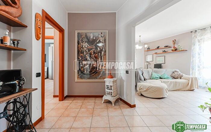 Appartamento trilocale in vendita in Via Vertua a, Nova Milanese