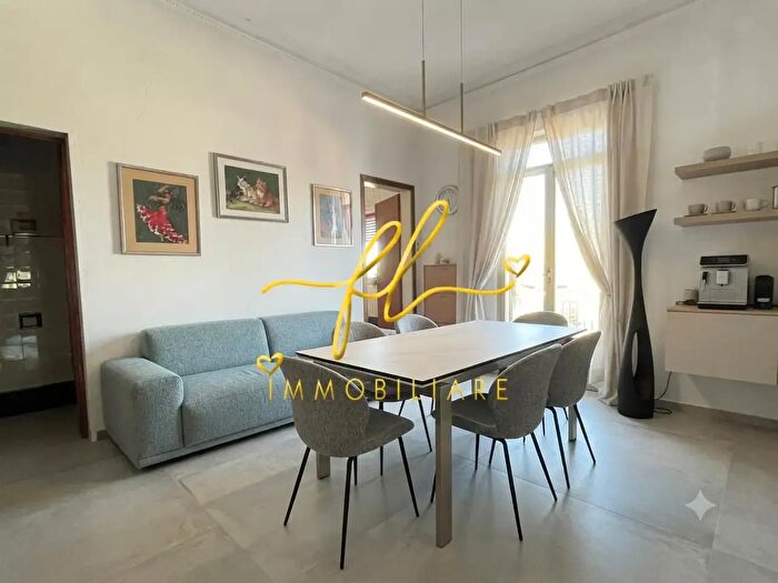 Casa con 8 locali in vendita in Carrara