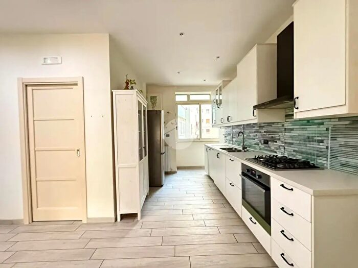 Appartamento trilocale in vendita in Piazza Gabriele dAnnunzio, Napoli