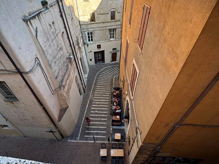 Appartamento trilocale in affitto in Via Floramonti, Centro Storico, Perugia