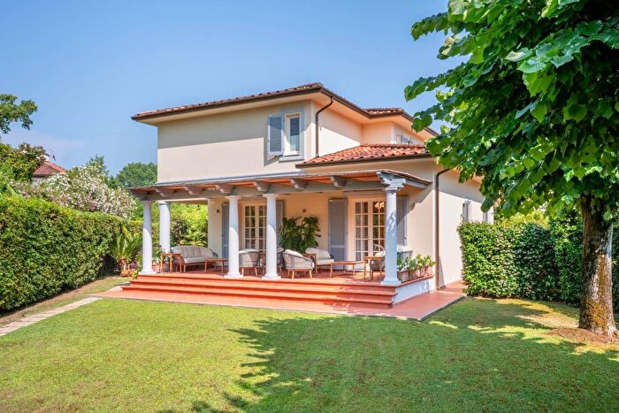 Casa con 11 locali in vendita in Via Genova, Forte Dei Marmi