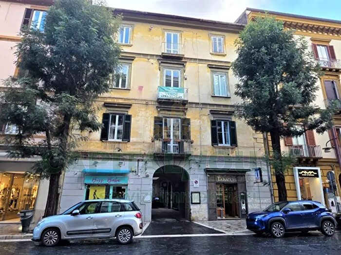 Appartamento con 8 locali in vendita in Corso Trieste, Caserta
