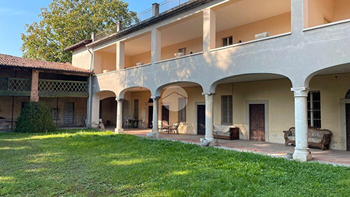 Casa con 9 locali in vendita in Via Martignago, Ome