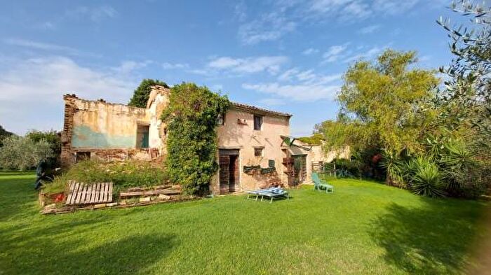 Casa con 6 locali in vendita in Strada Fosso di Ripe, Corinaldo