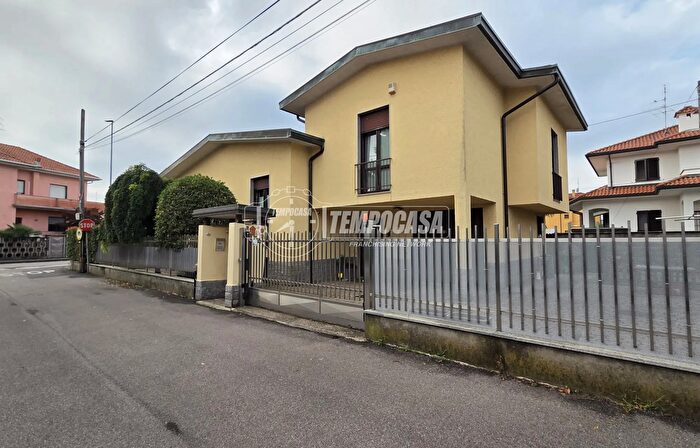 Casa quadrilocale in vendita in Via Tommaso Grossi, Canegrate