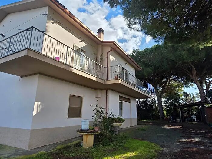 Casa con 7 locali in vendita in Tarquinia