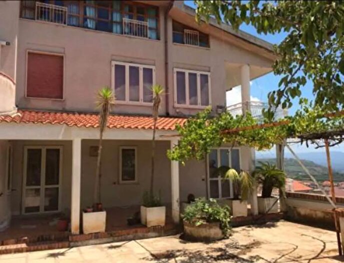 Appartamento con 5 locali in vendita in Via Tondo, Nicotera