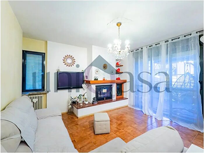 Appartamento quadrilocale in vendita in Via Foscolo, Malgrate