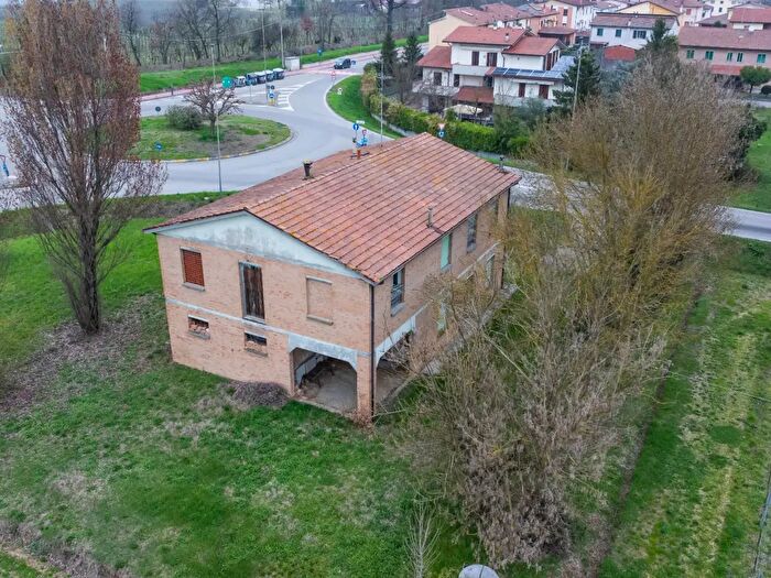 Casa con 8 locali in vendita in Mordano
