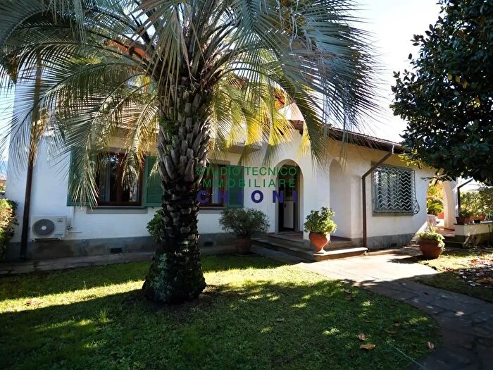 Casa con 12 locali in vendita in Forte Dei Marmi
