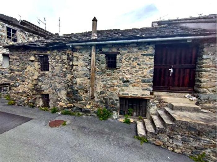 Casa quadrilocale in vendita in Frazione Pésan, Challand Saint Anselme