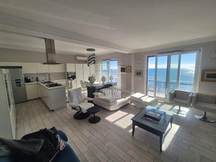 Appartamento quadrilocale in affitto in Via Interna Marina, Crotone