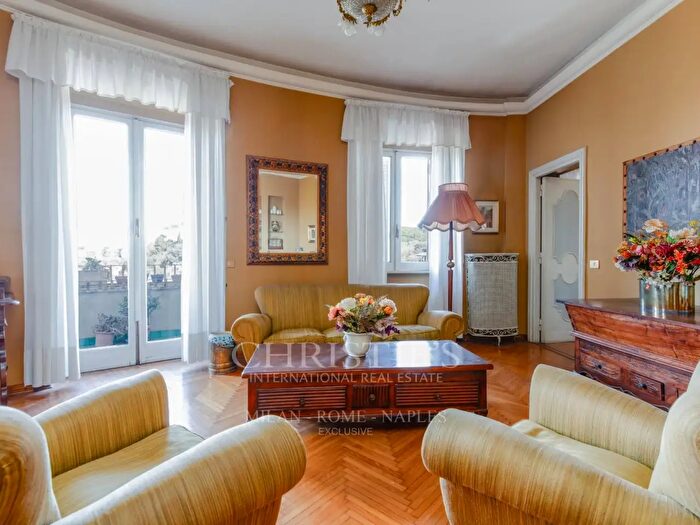 Appartamento con 8 locali in vendita in Via Archimede, Roma