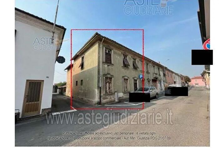 Appartamento con 8 locali in vendita in Via Teresio Olivelli Zeme Pv Italia, Zeme