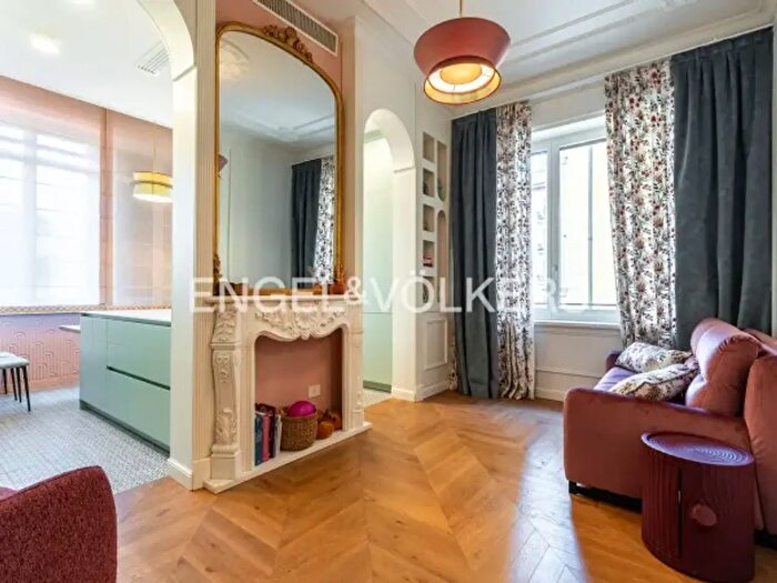 Appartamento trilocale in affitto in Via Lorenzo Il Magnifico, Firenze