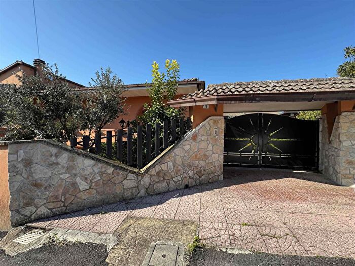 Casa con 10 locali in vendita in Via Colle Timio, Frosinone