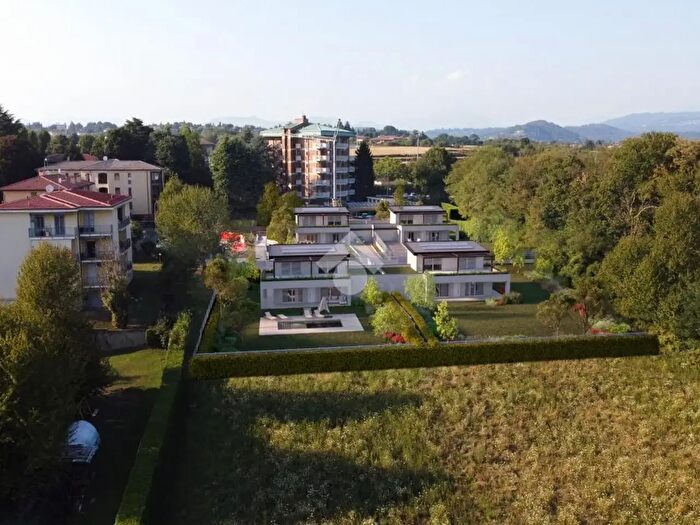 Casa con 5 locali in vendita in Via S Pietro, Casatenovo