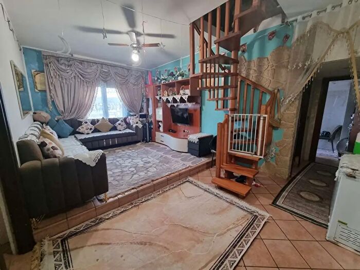 Appartamento trilocale in vendita in Via Bramante, Limbiate