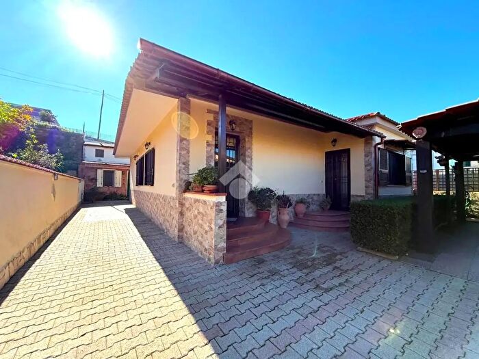 Casa con 5 locali in vendita in Via Licola Cuma, Pozzuoli