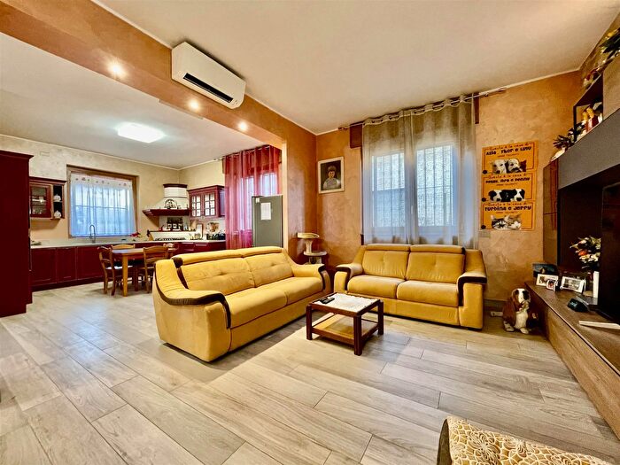 Casa con 6 locali in vendita in Lazzate, Lazzate