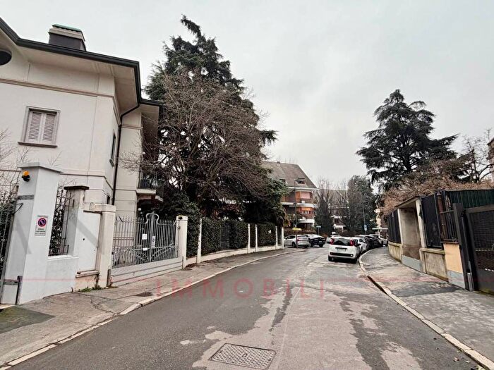 Appartamento trilocale in affitto in Via Eugenio Torelli Viollier, Maggiolina, Milano