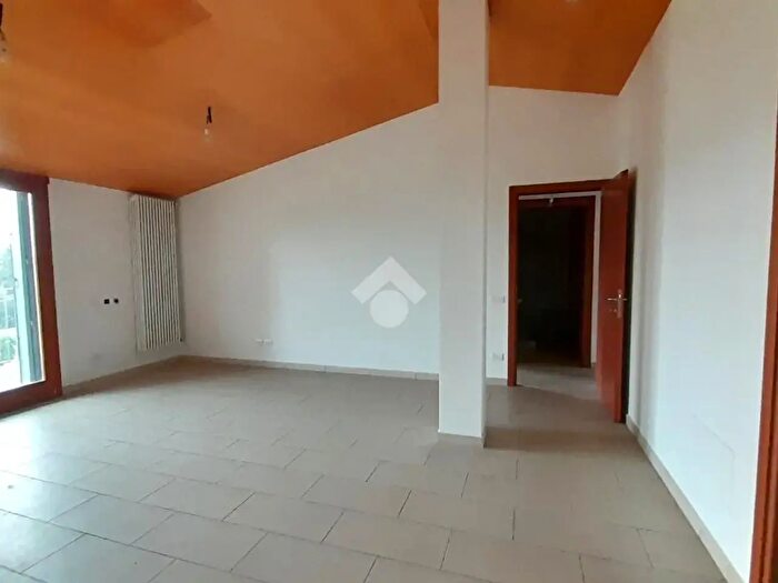 Appartamento quadrilocale in vendita in Via Roma, Lambrugo