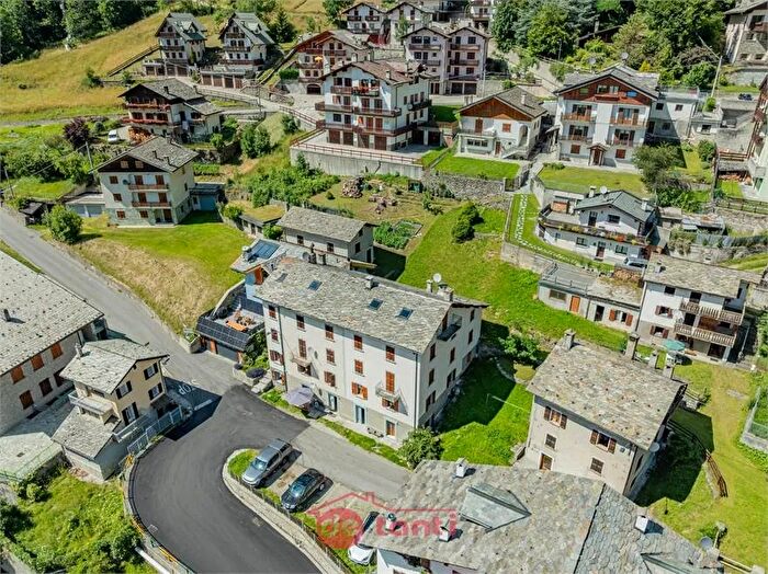 Appartamento trilocale in vendita in Via Fraciscio Campodolcino So, Campodolcino