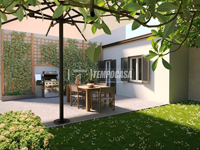 Casa trilocale in vendita in Via Volta, Lazzate