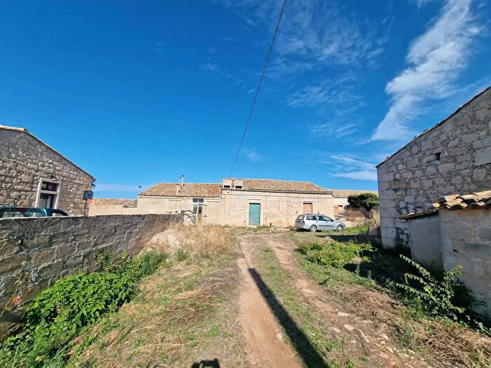 Casa con 6 locali in vendita in Santa Croce Camerina