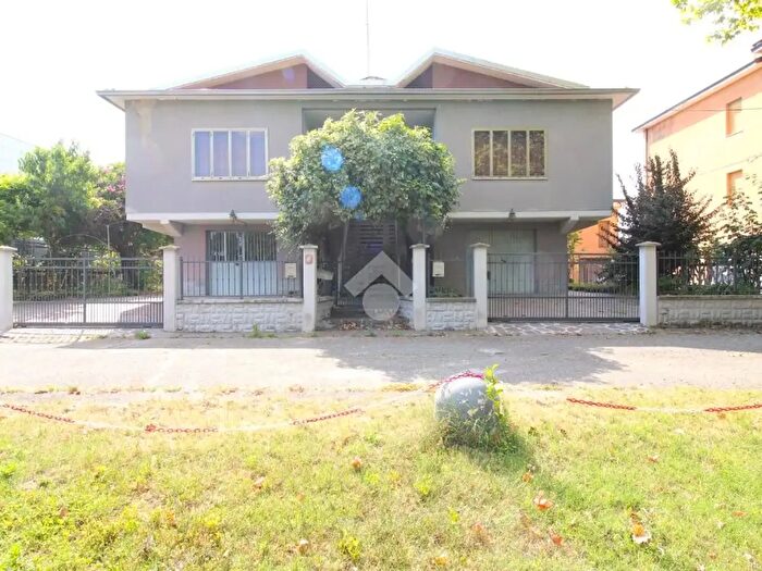 Casa con 6 locali in vendita in Viale Umbria, Sassuolo