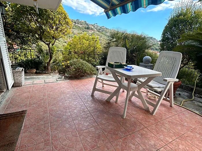 Appartamento trilocale in vendita in Via Mameli, Bordighera