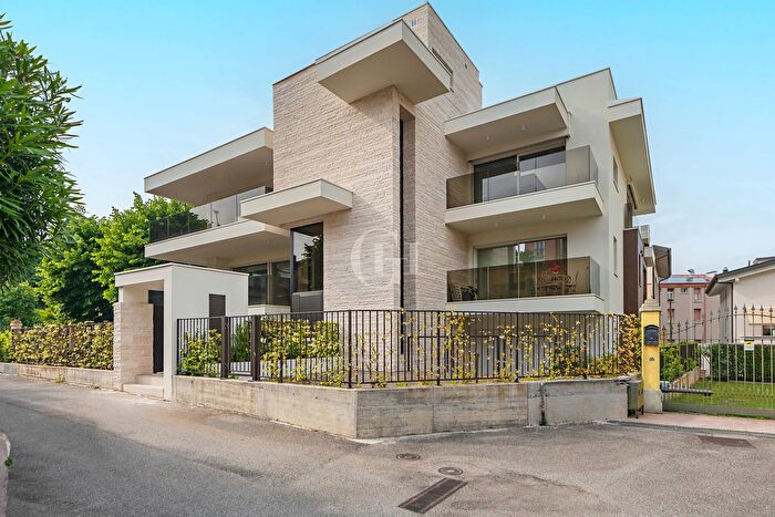 Appartamento trilocale in vendita in Desenzano Del Garda