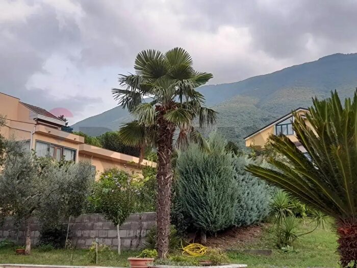 Casa con 8 locali in vendita in Solopaca