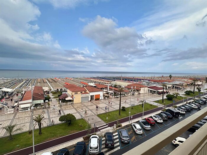 Appartamento con 7 locali in vendita in Lido di Camaiore Camaiore Lucca, Camaiore