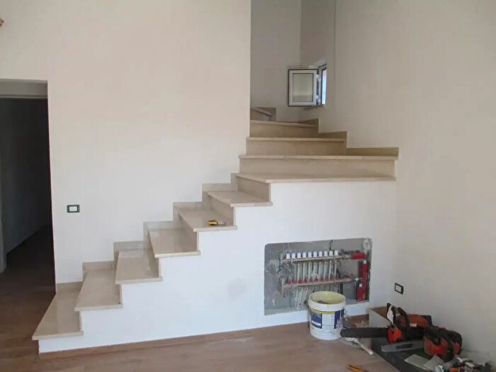 Casa con 6 locali in vendita in Cascina