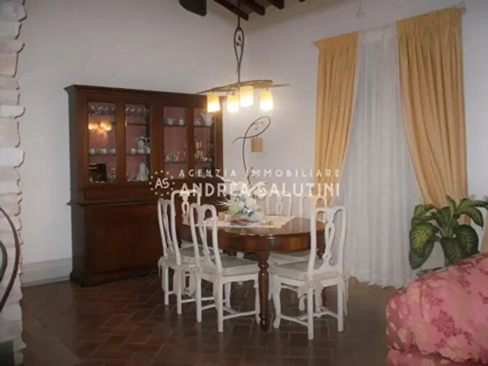 Casa con 6 locali in vendita in Buti