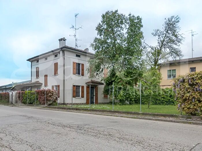 Casa con 7 locali in vendita in Via Risorgimento, Cento