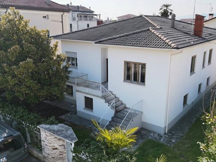 Casa con 6 locali in affitto in Via Cesare Battisti, Centro, Bassano del Grappa