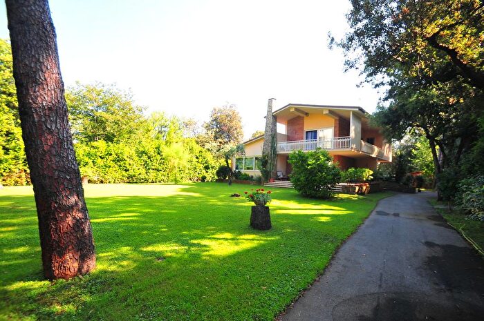 Casa con 8 locali in vendita in Pietrasanta