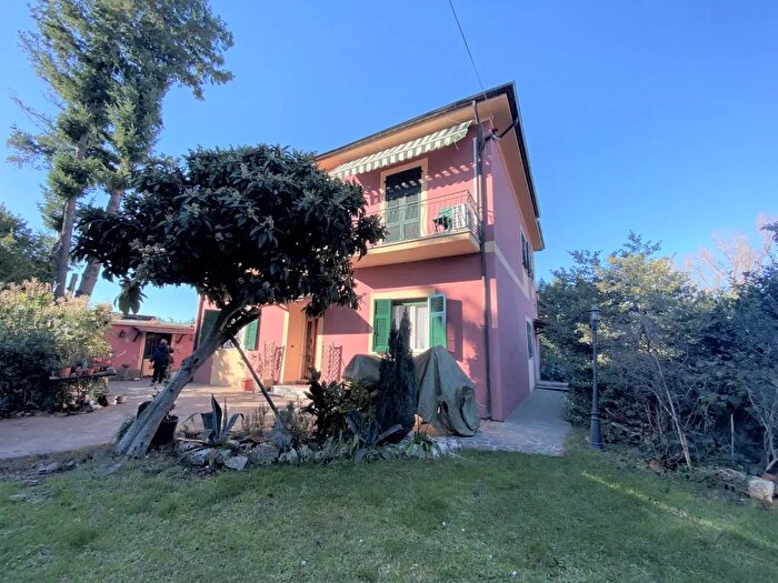 Casa con 8 locali in vendita in Sarzana