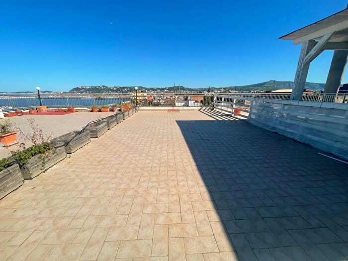 Appartamento quadrilocale in affitto in Sbarcatoio Nisida, Bagnoli, Napoli