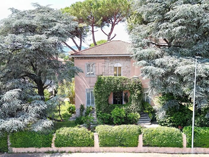 Casa con 14 locali in vendita in Via Castruccio Buonamici, Lucca