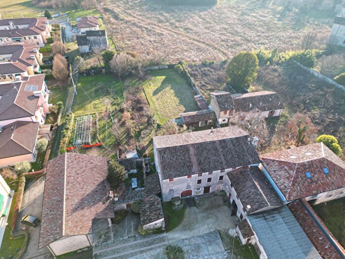 Casa con 8 locali in vendita in Caneva