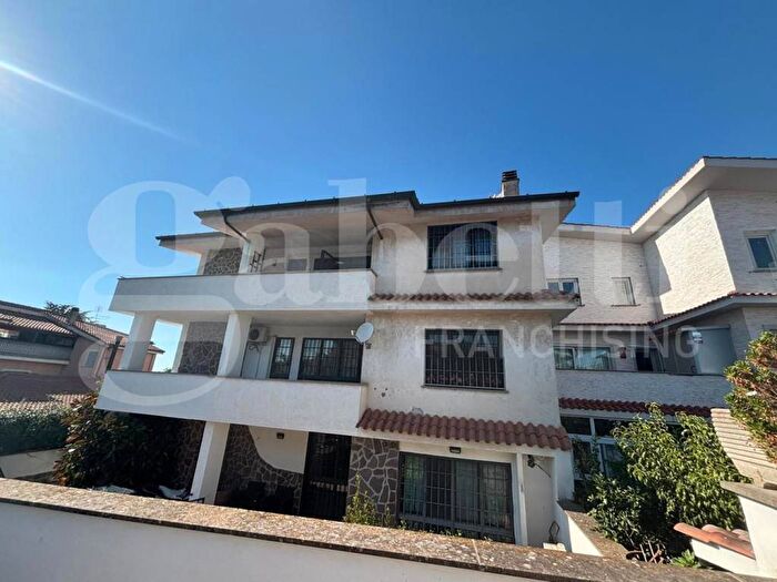 Appartamento trilocale in vendita in Via Castelbarco, Casetta Mattei Corviale, Roma
