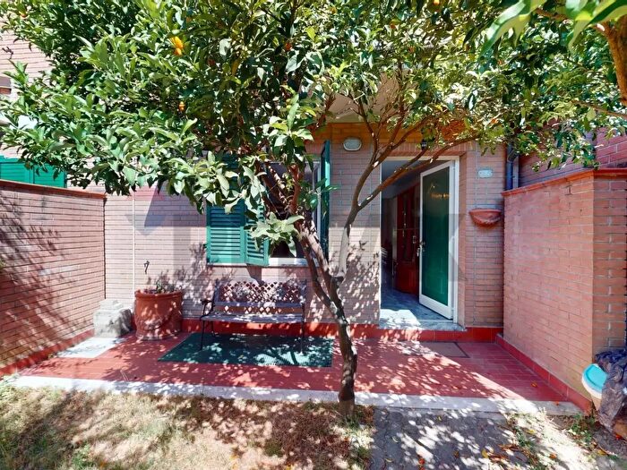 Casa quadrilocale in vendita in Massa