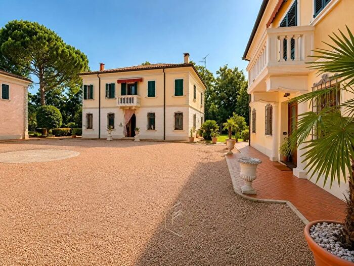 Casa con 6 locali in vendita in Via Ravenna, Ferrara
